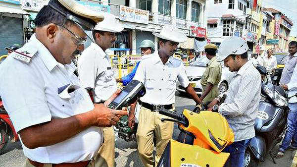 போக்குவரத்து போலீசார் பணியில்
