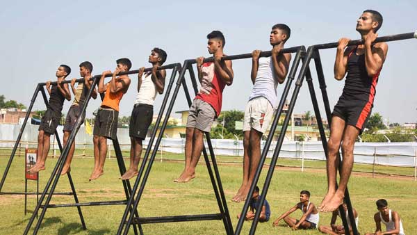 நான்கு வருடம் பணியாற்றும் அக்னிவீரர்கள்
