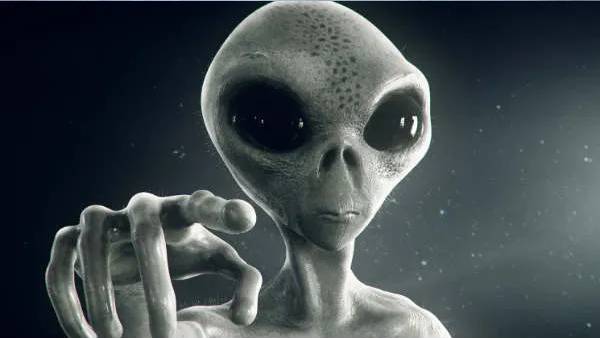 ஏலியன்ஸ்கள் நிலவில் தான் வாழ்கிறார்கள்