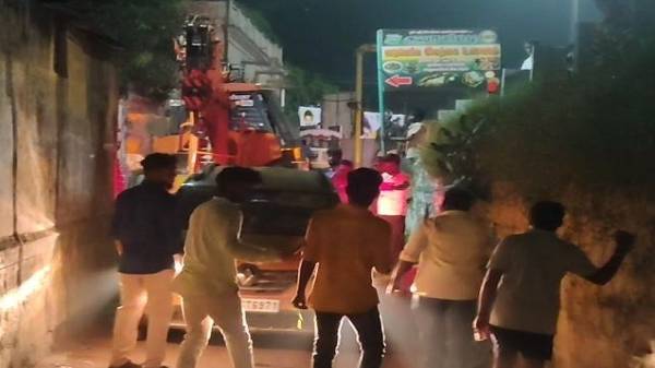 கழிவு நீர் வாய்க்காலில் கார்