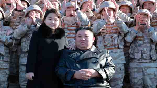 மக்கள் முன்னிலையில் சிறுவர்களுக்கு தூக்கு.!