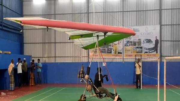 நாம ஜெயிச்சிட்டோம் மாறா: இலகுரக விமானம் கண்டுபிடித்த காரைக்குடி இளைஞர் நாம ஜெயிச்சிட்டோம் மாறா: இலகுரக விமானம் கண்டுபிடித்த காரைக்குடி இளைஞர்