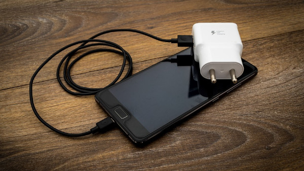 ஒரு மொபைலை 300-வது முறையாக சார்ஜ் செய்யும் போது! 