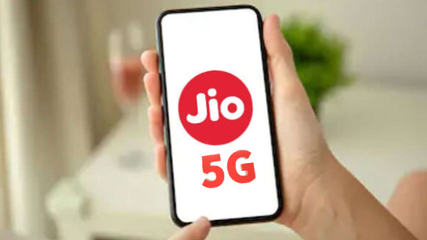 Airtel முக்குது.. Jio பறக்குது! 