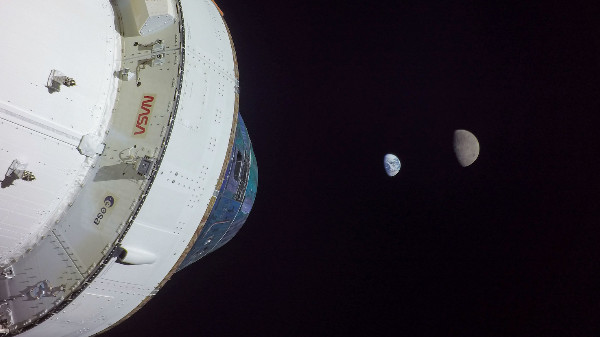 சந்திரனும் சுழல்கிறது.. இருந்தும் அதன் பின்பக்கத்தை ஏன் பார்க்க முடியவில்லை?