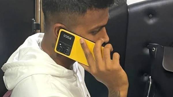 பதான் திரைப்படத்தில் புதிய ஸ்மார்ட்போனுடன் வரும் ஹர்திக் பாண்டியா!