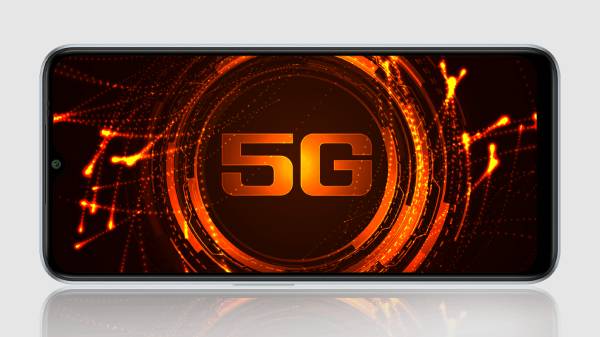 யாருடைய வேண்டுதலோ கடவுளுக்கு கேட்டுடுச்சு.! மிக மலிவு விலையில் 5G போன்