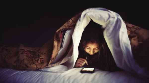 நீண்ட நேரம் போன் பயன்படுத்தி வந்த இளம்பெண்: பறிபோன பார்வை.! 