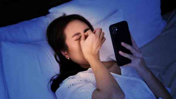 நீண்ட நேரம் போன் பயன்படுத்தி வந்த இளம்பெண்: பறிபோன பார்வை.! 