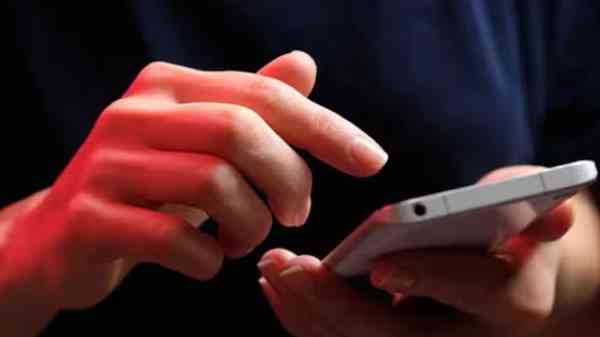 நீண்ட நேரம் போன் பயன்படுத்தி வந்த இளம்பெண்: பறிபோன பார்வை.! 