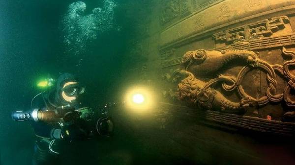 கடல் அடியில் மர்மமான நகரம் கண்டுபிடிப்பு.! இன்னும் என்னென்ன மர்மங்கள்?