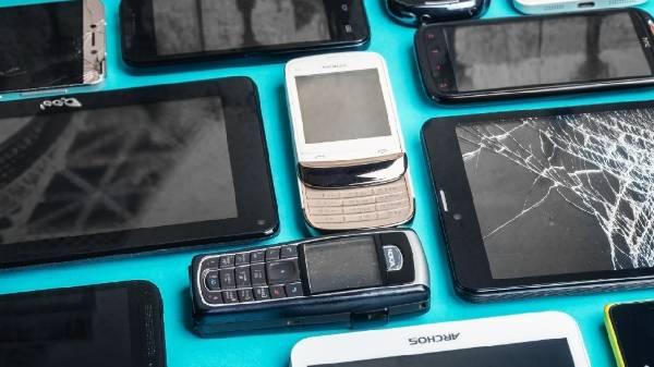 உங்க பழைய Phone-ஐ வீட்டில சும்மா வச்சுருக்கீங்களா? இப்படி செய்யுங்க!