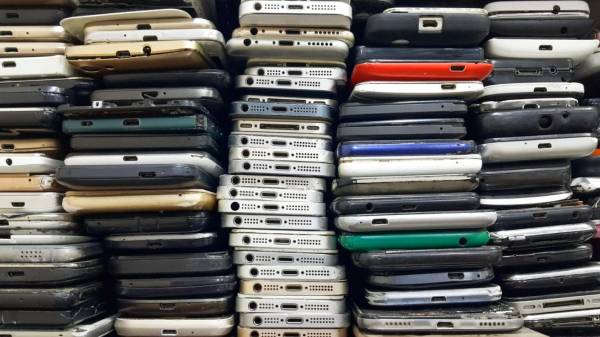 உங்க பழைய Phone-ஐ வீட்டில சும்மா வச்சுருக்கீங்களா? இப்படி செய்யுங்க!