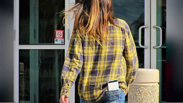 Mobile போனை சட்டை மற்றும் பேண்ட் பாக்கெட்டில் வைக்கலாமா? இது ஆபத்தா?