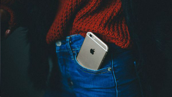 Mobile போனை சட்டை மற்றும் பேண்ட் பாக்கெட்டில் வைக்கலாமா? இது ஆபத்தா?