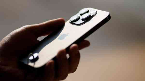 உறைபனி நீரில் சிக்கிய மாணவர்களின் உயிரை காப்பாற்றிய ஐபோன் 14.!