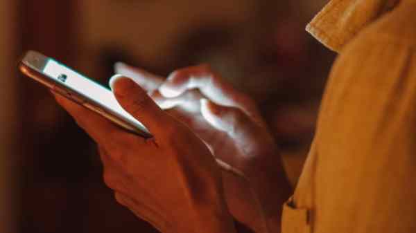 டிண்டரில் அறிமுகமான பெண்ணை நம்பி ரூ.14 கோடி பறிகொடுத்த நபர்.! 