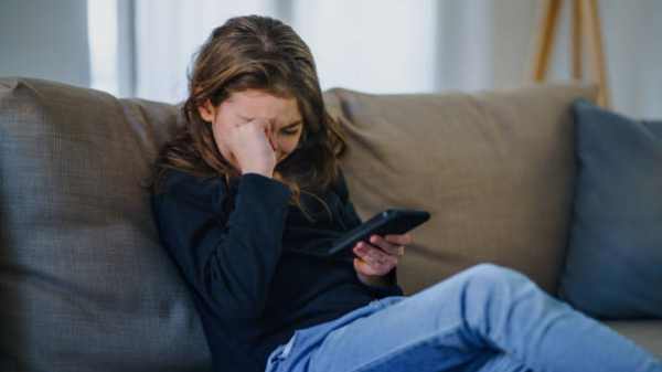 பேங்க் பாஸ்வேர்டை மாற்றிய 10 வயது சிறுமி.. ரூ.2.4 லட்சம் மாயம்!