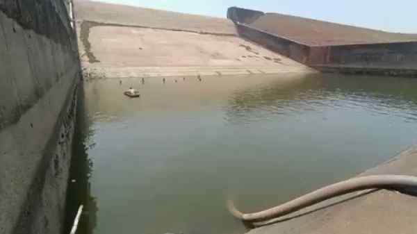 இதெல்லாம் பாவம்..மொபைல் போனை மீட்க அணையை காலி செய்த அதிகாரி: நடந்தது இ