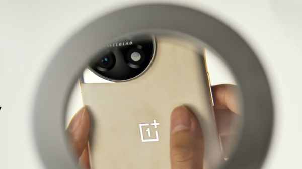 இப்படிவொரு போன பாத்த வாங்கிடுவீங்க.. சொப்பன சுந்தரி OnePlus 11 எடிஷன்!