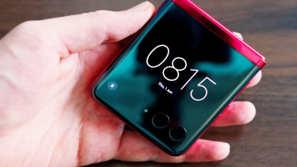 இந்த Motorola போனை வச்சிருந்த எல்லாரும் வச்ச கண்ணு வாங்காம பாப்பாங்க.!