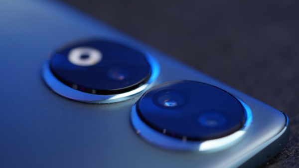 200 எம்பி மெயின்.. 50 எம்பி செல்பீ.. 12 எம்பி அல்ட்ரா.. எந்த போன்?