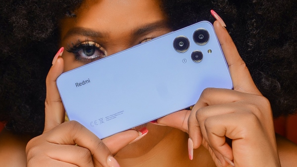 ஃபர்ஸ்ட் கிரிஸ்டல் கிளாஸ் போன்.. விலை வேற கம்மி.. எந்த மாடல்?