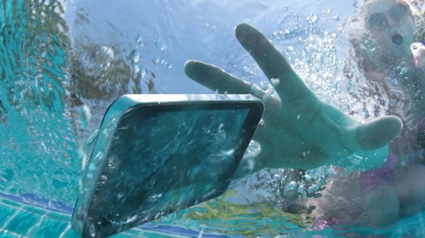 தண்ணீரில் விழுந்த போனை சுத்தம் செய்ய ஹேர் டிரையரை பயன்படுத்தலாமா? 