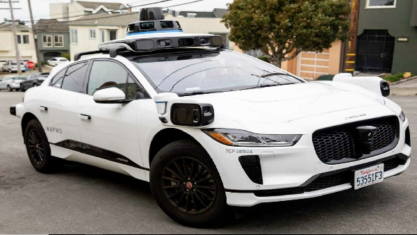 டிரைவர் இல்லாமல் தெருக்களில் சுற்றும் ரோபோ டாக்ஸிகள்! கடுப்பான மக்கள்!