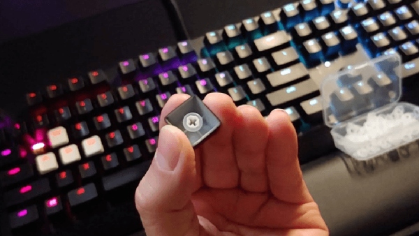 கீபோர்ட் டைப்பிங் சத்தத்தை வைத்து பாஸ்வோர்ட் திருட்டு.. திருடன் யார்?