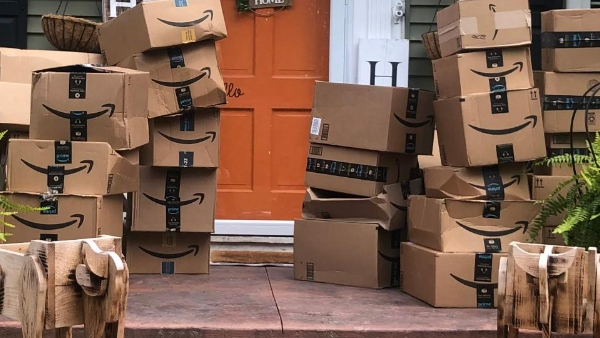 100க்கும் மேற்பட்ட இலவச பார்சல்களை ஒரே நபருக்கு அனுப்பிய Amazon..