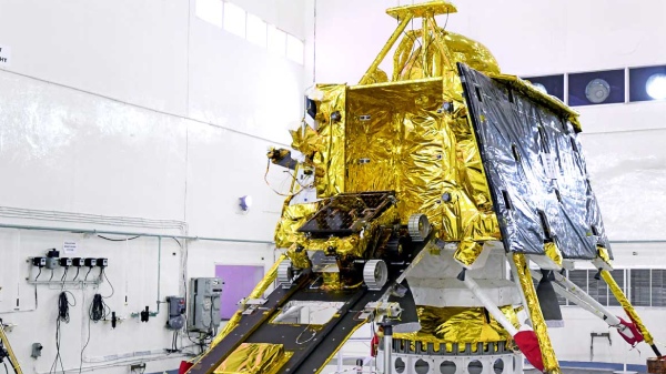 விக்ரம் லேண்டர் மற்றும் பிரக்யான் ரோவர் நிலவில் என்ன செய்கிறது? 