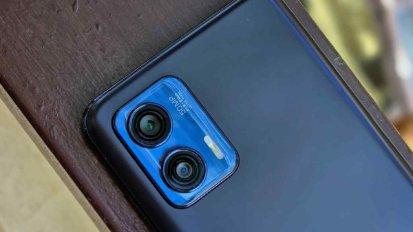 விடவே கூடாத Motorola போன்.. 8ஜிபி ரேம், டால்பி அட்மோஸ்..என்ன மாடல்?