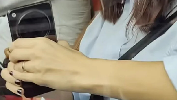 அனுஷ்கா ஷர்மாவின் கையில் இருந்த புது போன்.. இது இன்னம் ரிலீஸே ஆகளையே..