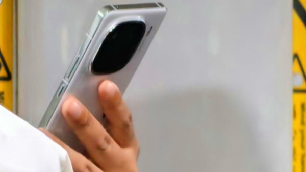  64எம்பி கேமரா.. 24ஜிபி ரேம்.. வருகிறது புது ஐக்யூ போன்.. எந்த மாடல்? 