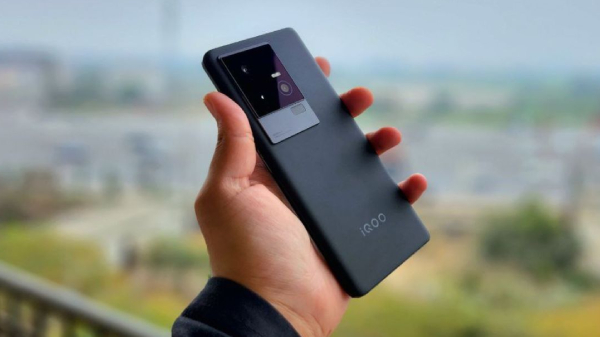 சத்தமின்றி விலையை குறைத்த ஐக்யூ.. எந்த மாடல்?