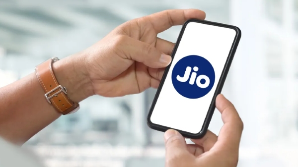 வாரி கொடுக்கும் ஜியோ.. OTT.. 2GB டேட்டா, அன்லிமிடெட் சலுகைககள்.. 