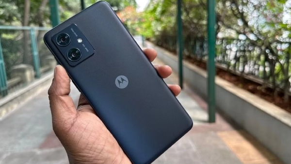வெறும் ரூ.12,999 போதும்.. ஆஃபரில் MOTOROLA போன்.. எந்த மாடல்? 