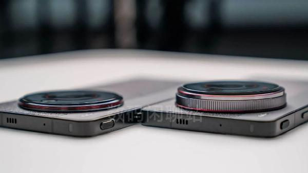 இருக்கு ஆனா இல்லை.. கேமரா டிஸ்பிளே கீழே இருக்கு.. ஆனா வெளிய தெரியாது..