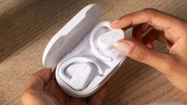 JBL செஞ்சுட்டான்யா.. டிஸ்பிளேவுடன் 3 இயர்பட்ஸ்.. 70 மணிநேர பிளேடைம்..