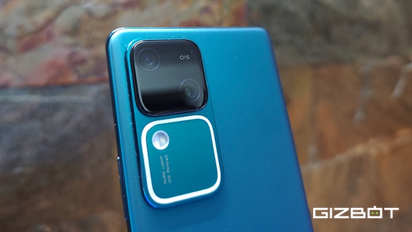  பட்ஜெட்ல 3D டிஸ்பிளே.. 12GB ரேம்.. OIS கேமரா.. 80W சார்ஜிங் போன்!