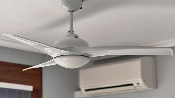 AC மற்றும் சீலிங் ஃபேனை ஒன்றாக பயன்படுத்தலாமா? இதனால் என்ன நன்மை தீமை?