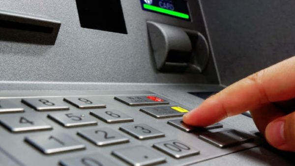 ATM-ல்  கார்டு சிக்கி கொண்டதா.. இந்த தவறை மட்டும் செய்யாதீங்க.. ஏன்?