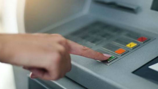 ATM-ல்  கார்டு சிக்கி கொண்டதா.. இந்த தவறை மட்டும் செய்யாதீங்க.. ஏன்?