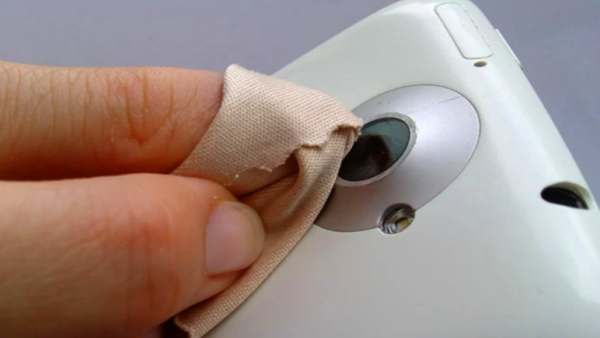 Mobile-ல கேமரா இருக்கா? இப்படி சுத்தம் செஞ்சா உங்க கேமரா வேஸ்டாகிடும்