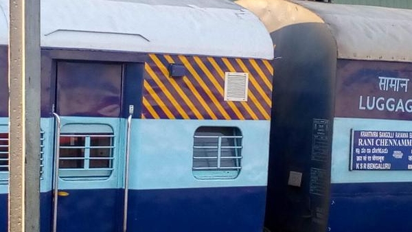 ரயில் பெட்டிகளில் இந்த மஞ்சள் நிற கோடுகள் ஏன் இருக்கிறது? 