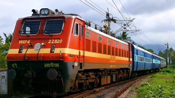 ரயில் பெட்டிகளில் இந்த மஞ்சள் நிற கோடுகள் ஏன் இருக்கிறது? 