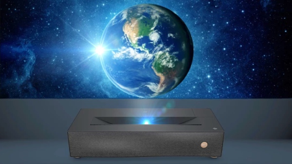 பொட்டி வந்தாச்சு.. 13 இன்ச் கேப்பில் 120 இன்ச் டிஸ்பிளே.. டிவி மாதிரி!