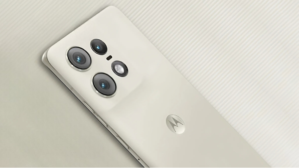 வெளுக்குது ஆர்டர்.. 125W சார்ஜிங்.. 50X ஜூம் கேமரா.. 3D டிஸ்பிளே போன்!