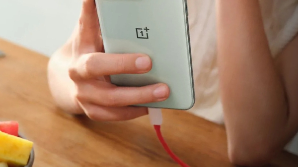 OnePlus Mini போன் சும்மா தீயா இருக்கே.. சின்ன டிஸ்பிளே ஆனால்!